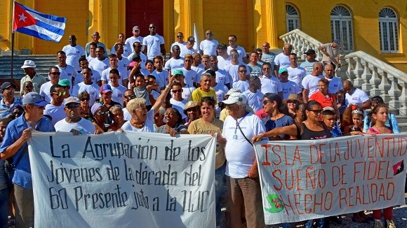 Columnistas de la década de los 60 y 70 junto a los Piratas de la Isla de la Juventud
