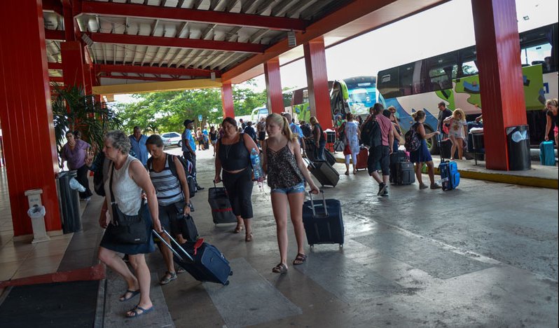 Turistas arribando a la isla.jpg