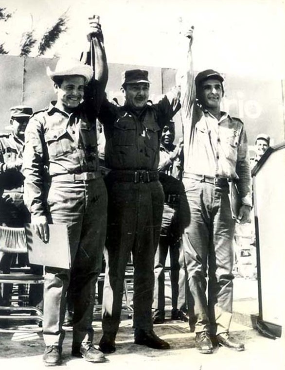 El abrazo de la gorra  y el sombrero