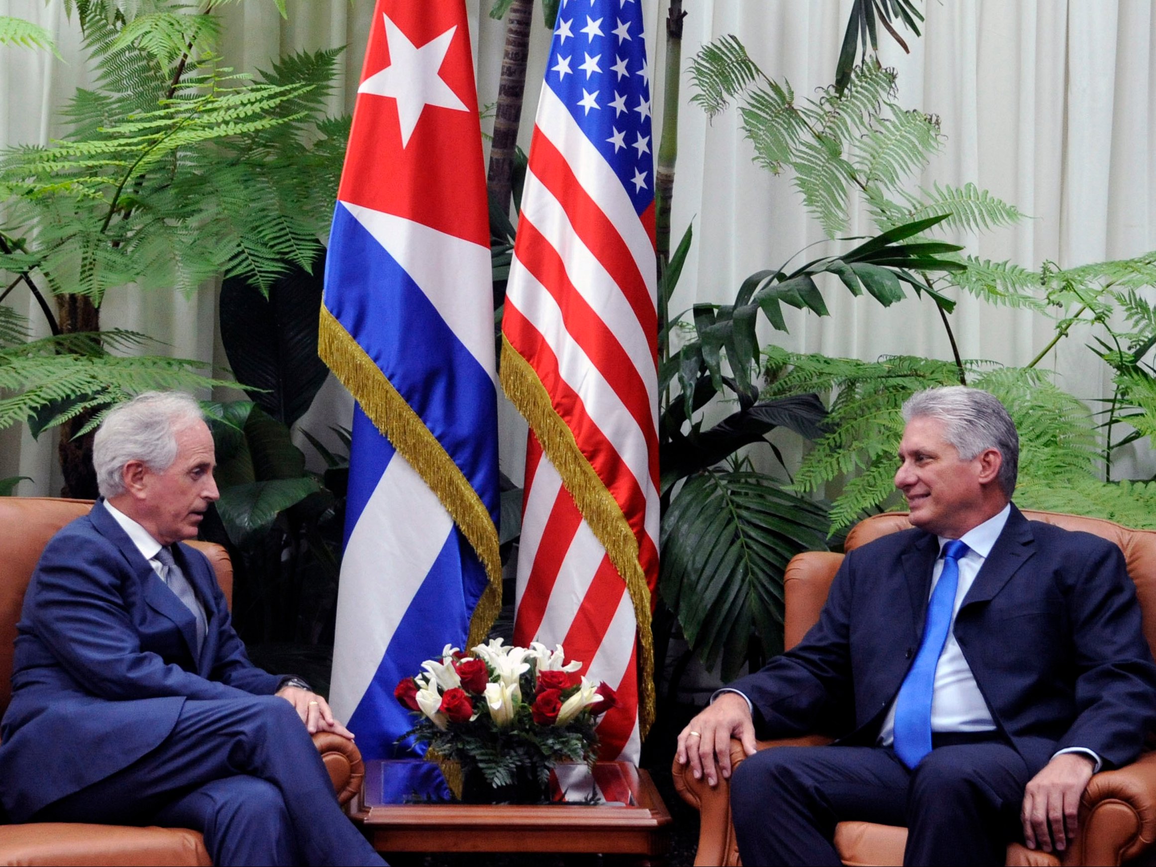 Díaz Canel Bermudez junto a Robert Corker senador repúblicano de tennessee