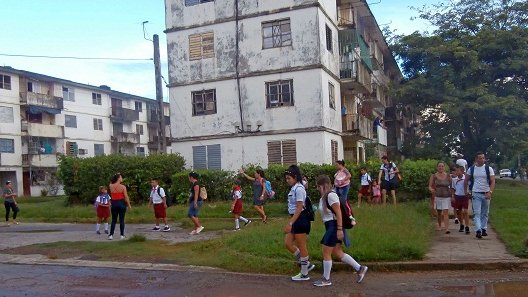 A la escuela hay que llegar puntual en Isla de la Juventud.