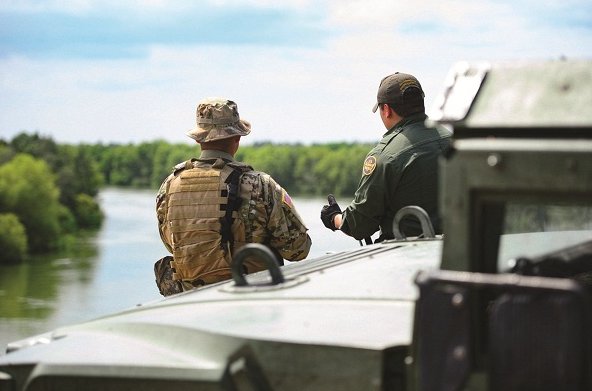 Tropas patrullando el Río Grande