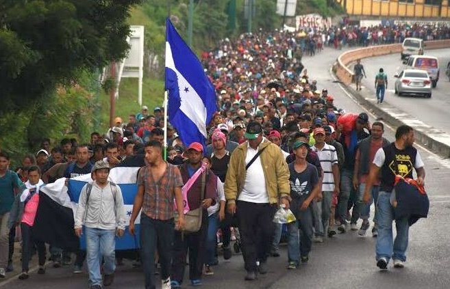 En medio de un despliegue policial, cientos de integrantes de la caravana de migrantes viajan rumbo a EE.UU.