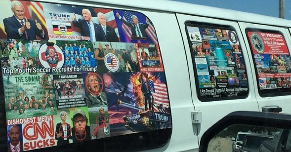 El detenido vive en este van y las gráficas que lo adornan dicen de su predilección por Trump.
