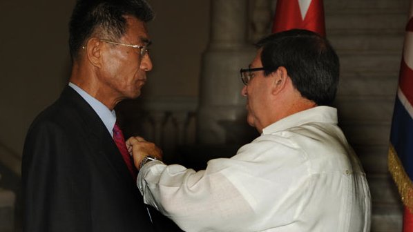 Medalla de la Amistad a embajador de RPDC