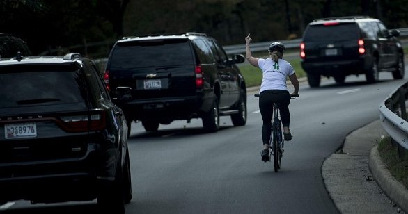 Un saludo impúdico para Trump