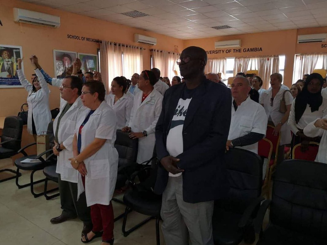 Médicos cubanos en Gambia rindieron homenaje a Fidel