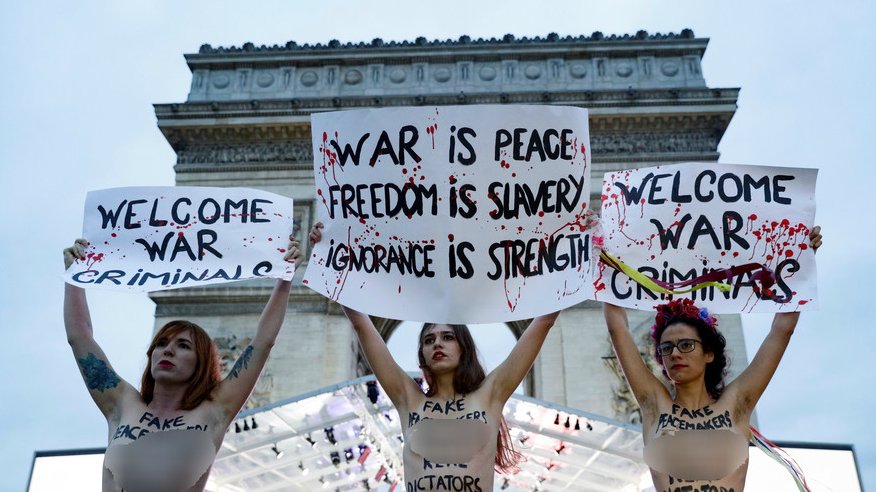 FEMEN protesta contra la guerra en París