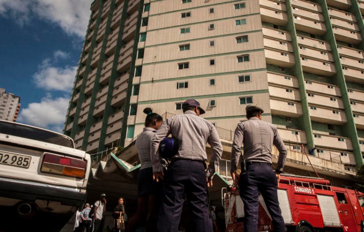 Bomberos controlan pequeño incendio en pisos altos del edificio Focsa