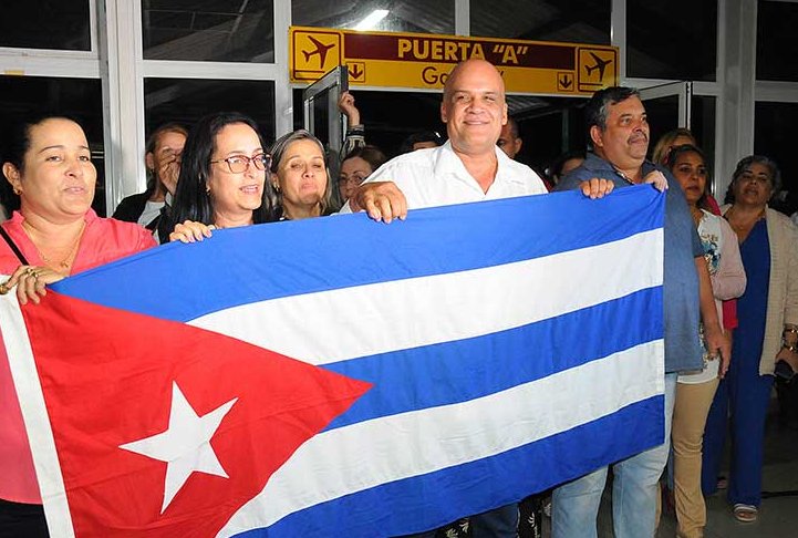 Colaboradores cubanos en Brasil regresan a Cuba
