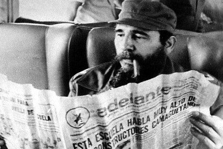 Fidel leyendo el periódico Adelante