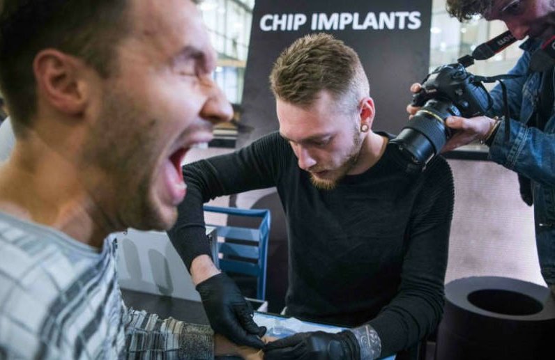 Miles de suecos se instalan microchips bajo la piel voluntariamente