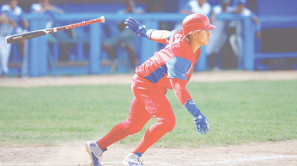 Jorge Alomá es el pelotero que más se embasa en el actual campeonato.