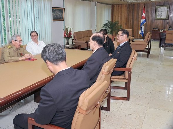 El General de Ejército Raúl Castro Ruz, recibió este martes al compañero Kim Yong Nam