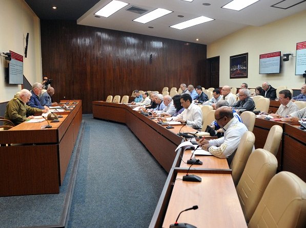 Díaz-Canel aboga por la industria ligera