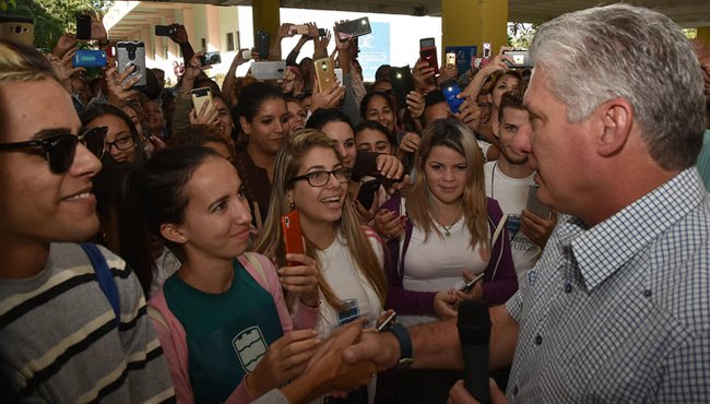 Presidente cubano en su encuentro con jóvenes estudiantes cienfuegueros