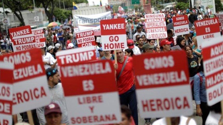 Un mitin en Caracas contra la pol{itica intervencionista de Trump