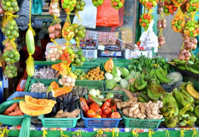 La llamada dieta de la salud planetaria se basa en reducir a la mitad el consumo de carnes rojas y azúcar y aumentar la ingesta de frutas, verduras y nueces