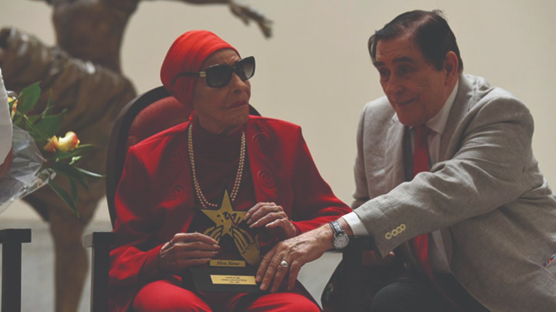 Alicia Alonso acompañada por Pedro Simón, director del Museo Nacional de la Danza en el acto de entrega