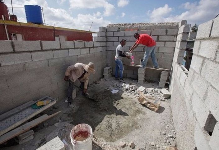 Evalúa presidente cubano programa de reparación de viviendas