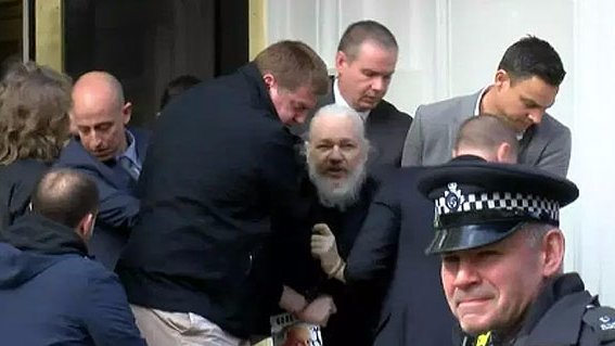 Julian Assange siendo arrestado