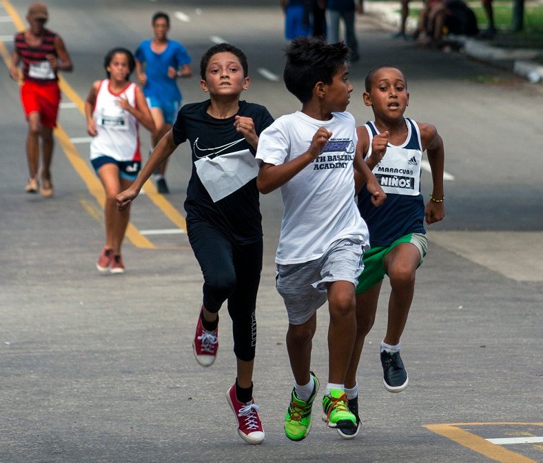 Niños corriendo