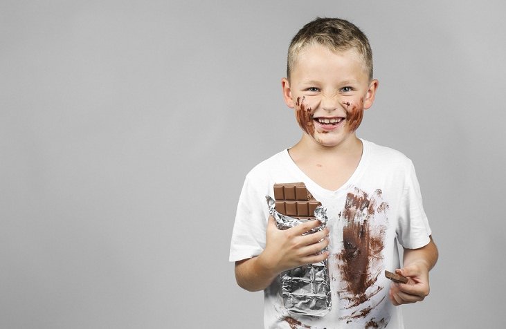 Niño comiendo chocolate