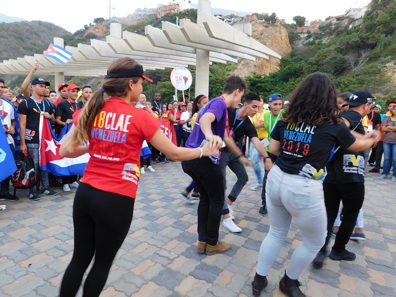 En cualquier sitio los cubanos arman una rueda de casino