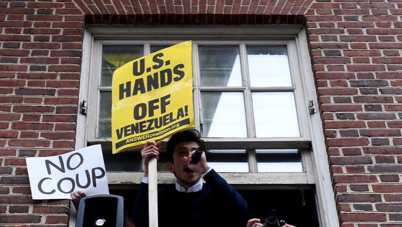 Activista en el interior de la Embajada de Venezuela en Washington
