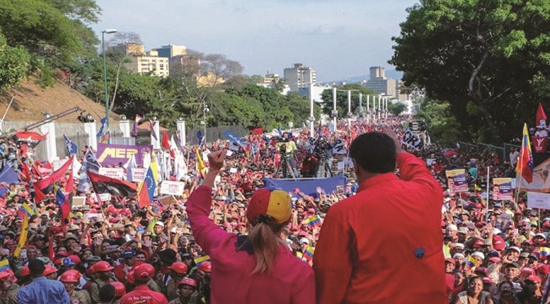 Masiva marcha desde la avenida Valle-Coche