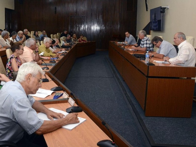 Presidente Díaz-Canel sostiene encuentro con intelectuales cubanos