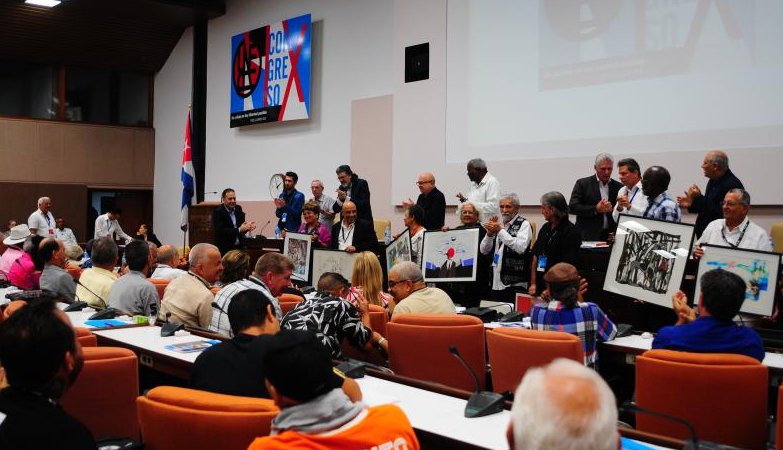 Durante la clausura fueron reconocidos miembros destacados de la Uneac.