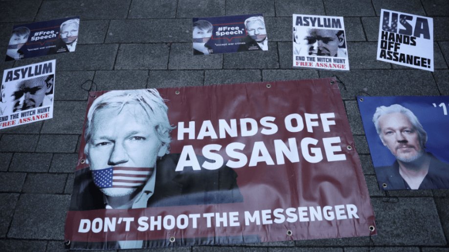 No disparen contra el mensajero, dice este cartel en el que se exige que Estados Unidos quite sus manos del fundador de WikiLeaks, sometido a tortura sicológica desde su detención en londres