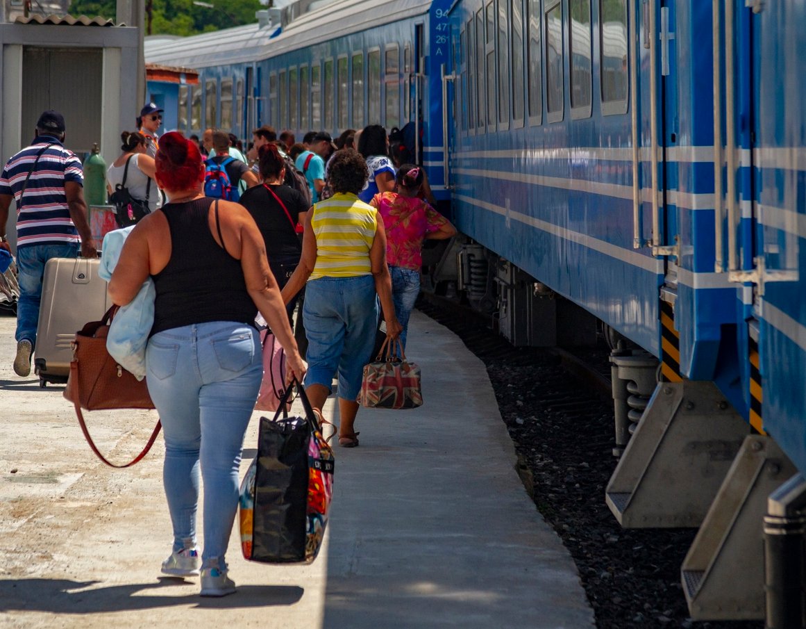 Nuevo servicio de trenes nacionales con coches chinos