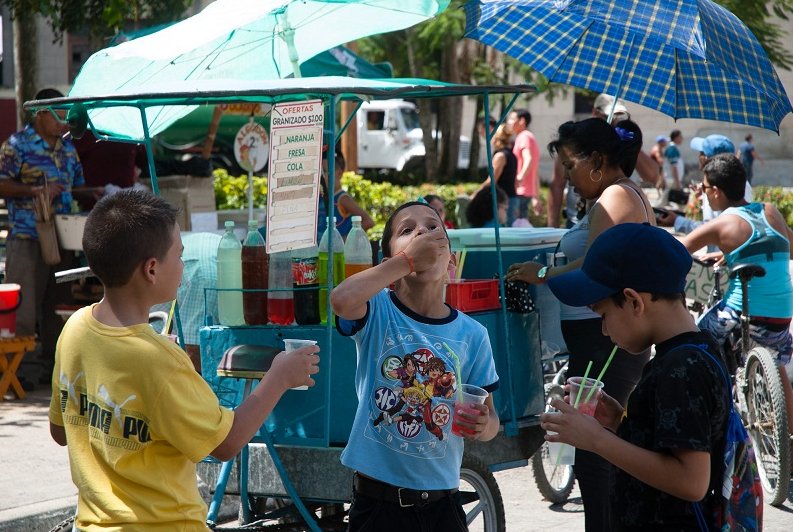 Niños tomando granizado