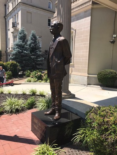Estatua de Jose Marti a la entrada de la embajada de Cuba en Washington