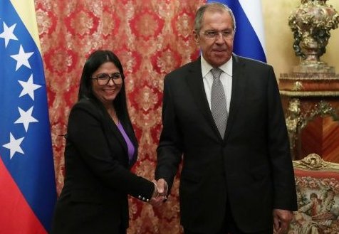 El ministro de Exteriores de Rusia, Serguéi Lavrov y la la vicepresidenta venezolana, Delcy Rodríguez
