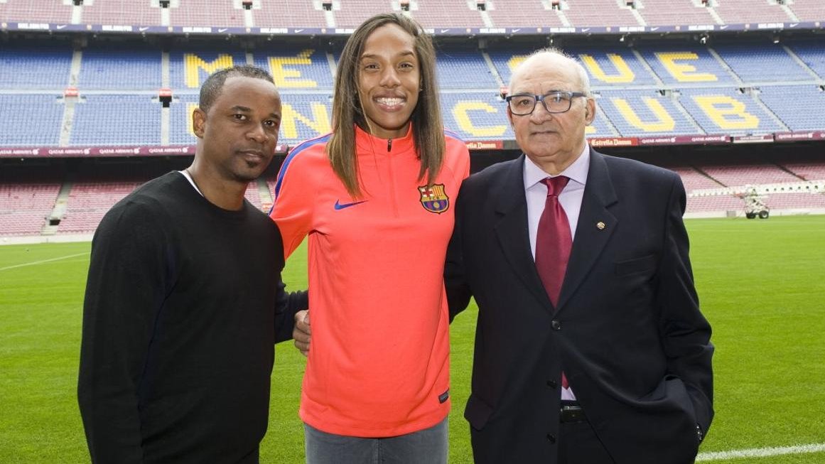 Iván, junto a Yulimar Rojas y Vicente Egido, delegado de la sección de atletismo del Barcelona
