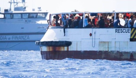 Inmigrantes a bordo del barco humanitario Open Arms.
