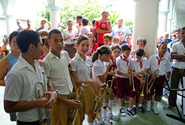 La aplicación de la política cultural en el ámbito de la educación también es vital para el país.