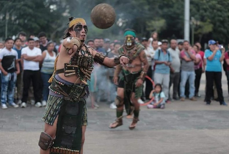 Guatemaltecos practicando el Juego de Pelota Maya