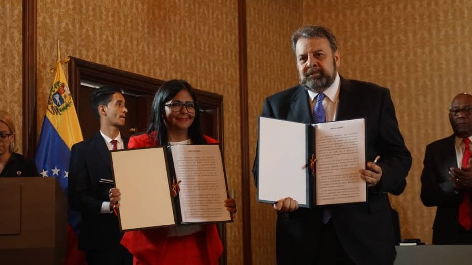 Por el Gobierno nacional firmó la vicepresidenta ejecutiva, Delcy Rodríguez, y por la oposición  el diputado Timoteo Zambrano.