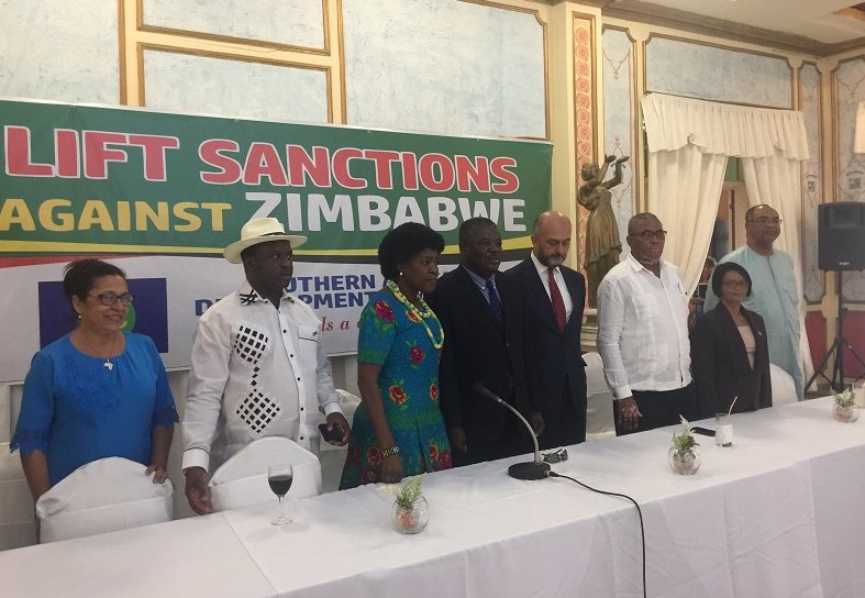 La directora de África Subsahariana del Minrex (primera a la izquierda) junto a los embajadores africanos.