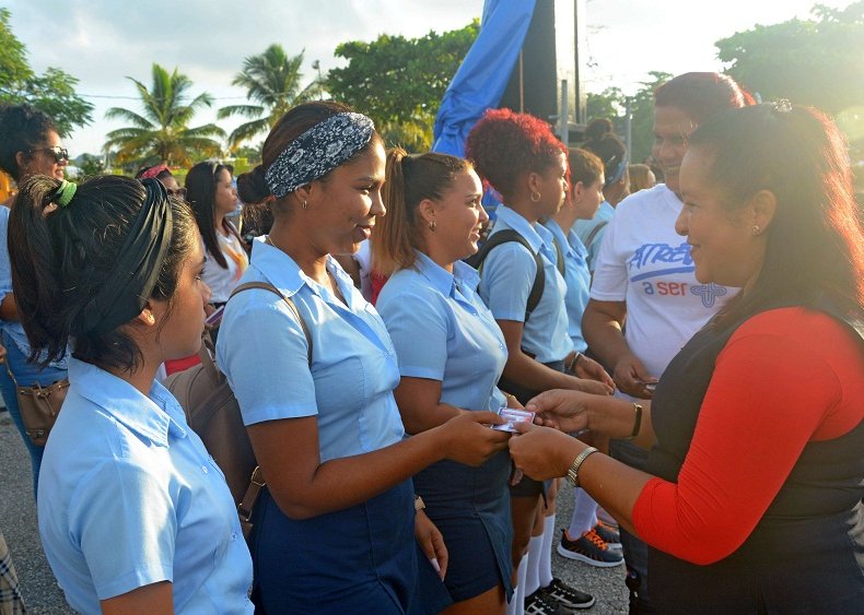 Unos 35 jóvenes pineros recibieron este lunes 28 de octubre el carné que los acredita como integrantes de las filas de la UJC