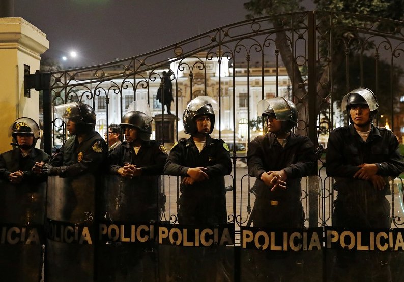 La policía hace guardia afuera del Congreso después de que el presidente de Perú lo cerró