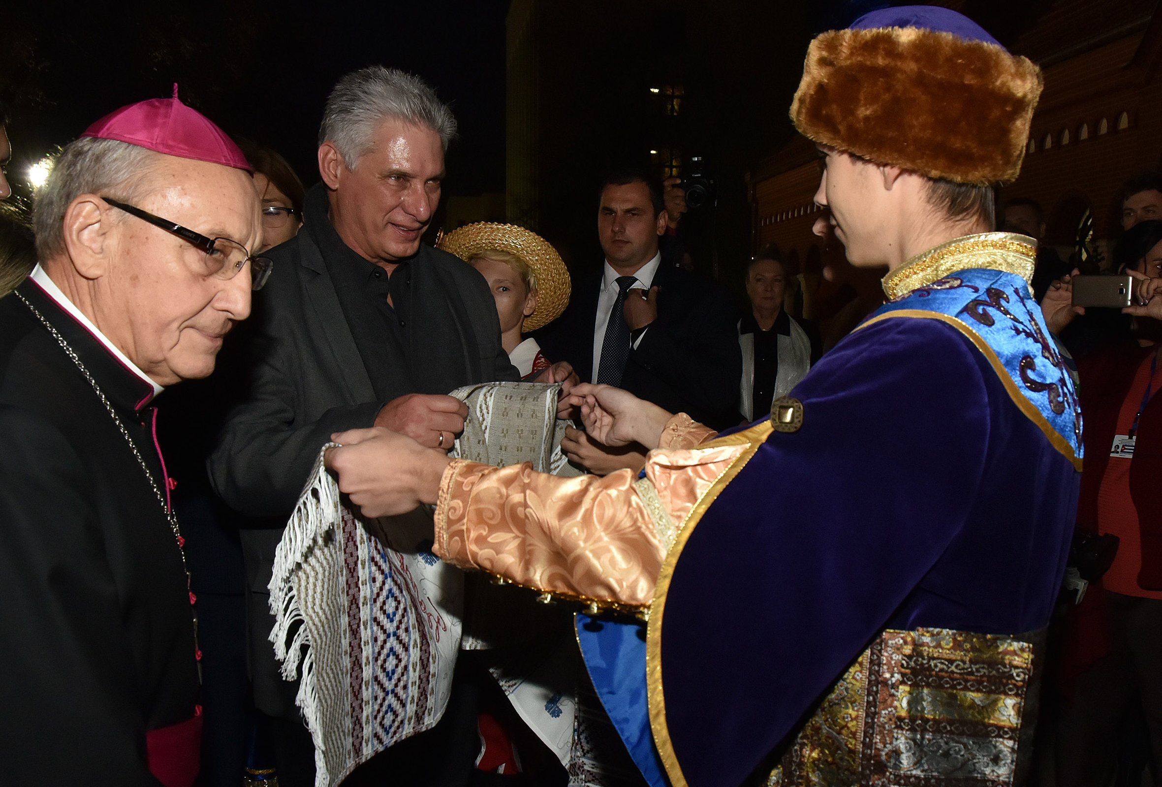 En la iglesia católica San Simeón y  Santa Elena, conocida como la iglesia Roja, Díaz - Canel agradeció la atención dada por las autoridades religiosas y elogió la belleza del templo