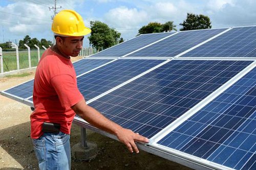 La tecnología solar fotovoltaica es una de las fuentes no contaminantes que Cuba desarrolla en estos momentos