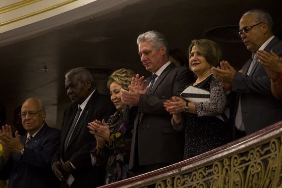 A la gala también asistieron Esteban Lazo, presidente de la Asamblea Nacional del Poder Popular y del Consejo de Estado, Ricardo Cabrisas, vicepresidente del Consejo de Ministros, y el primer secretario del partido en La Habana, Luis Antonio Torres Iríbar