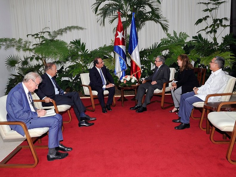 El  General de Ejército Raúl Castro Ruz, recibió al excelentísimo señor François Hollande