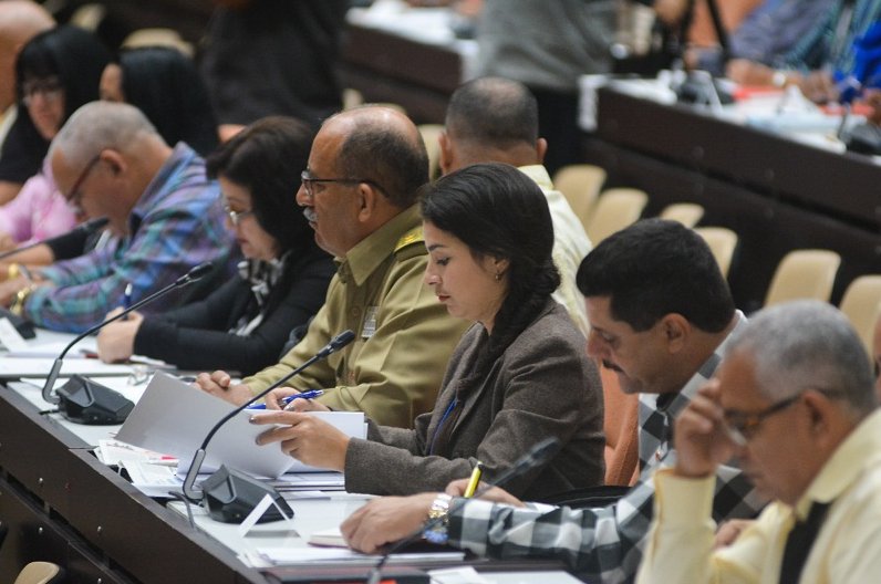 Diputados cubanos reciben información de los ministros de economía y agricultura